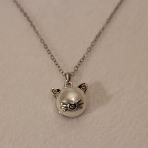BNWT Pearl Cat Pendant Necklace in Silver
